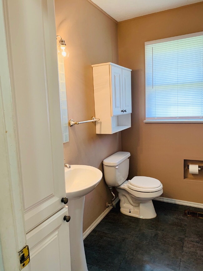Building Photo - CUTE 3 BR, 1 BA BRICK HOME IN CONVENIENT MT OLIVE LOCATION