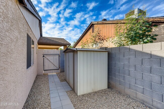 Building Photo - 510 E Sequoia Dr