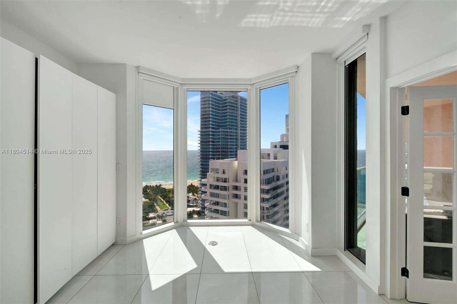 Building Photo - 300 S Pointe Dr
