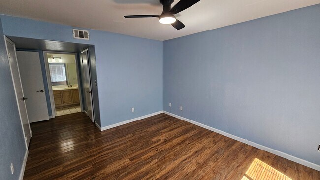 Building Photo - Cute Condo close to the Strip!!!