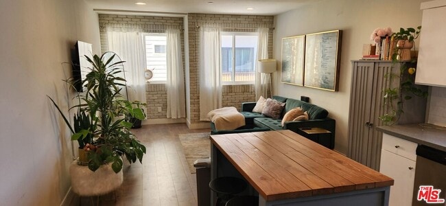 Building Photo - 2131 Carmona Ave