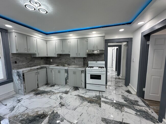 Building Photo - 258 Brooks St