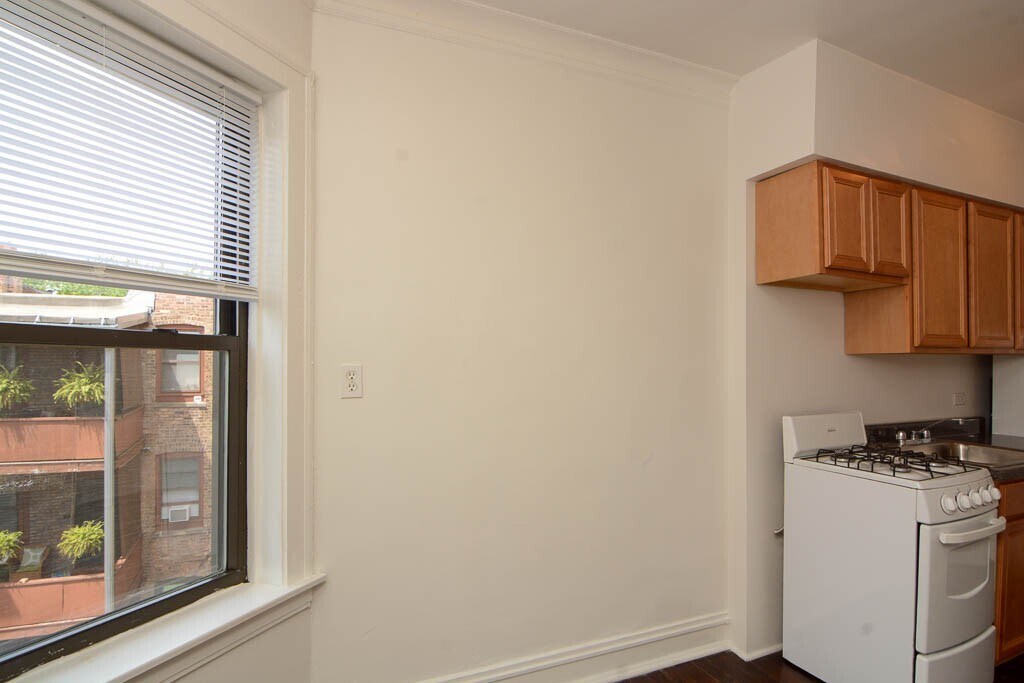 Building Photo - 4752 N Paulina St