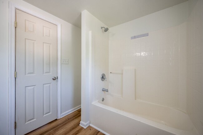 Building Photo - Updated 2 bedroom 1 bath in Fairlawn VA