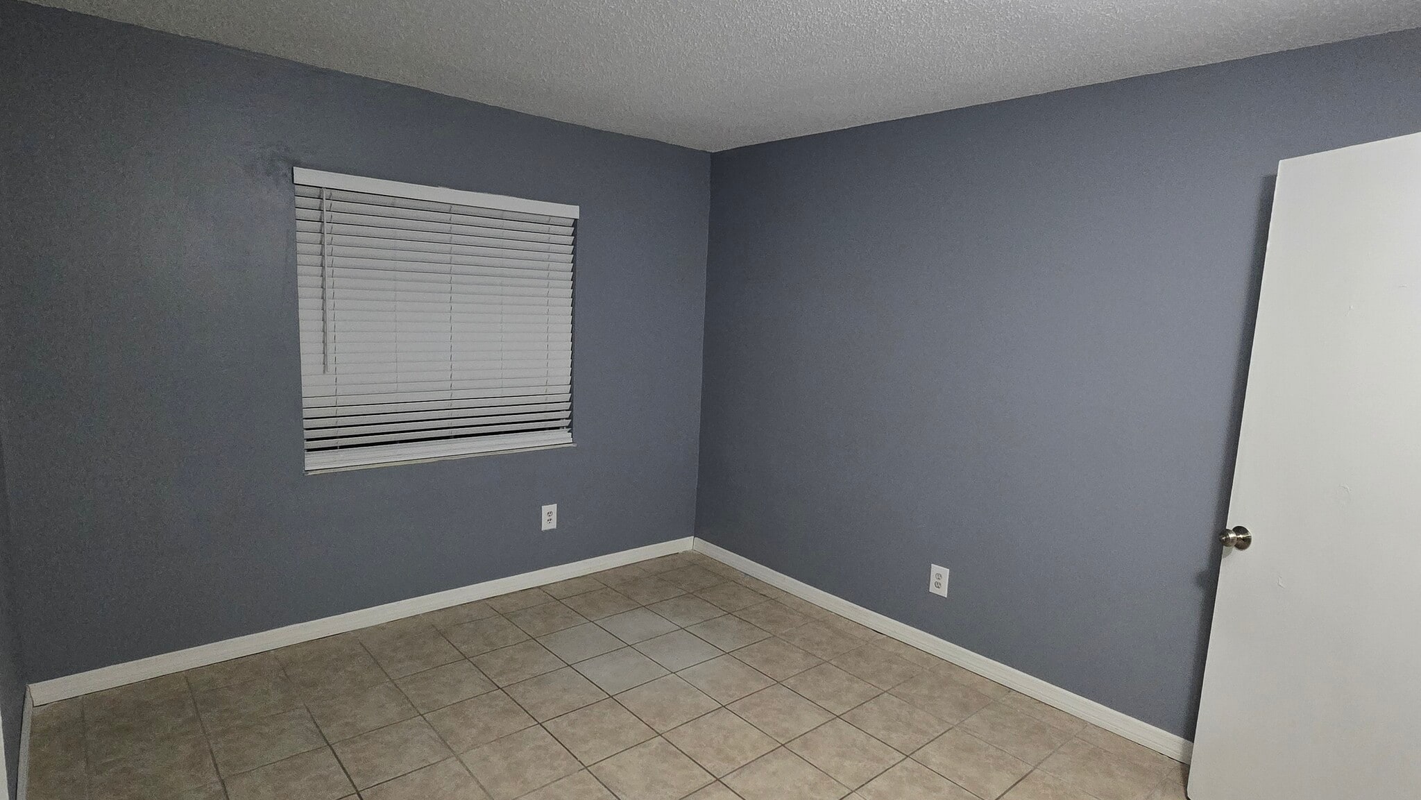 Room 2 - 7210 N Manhattan Ave