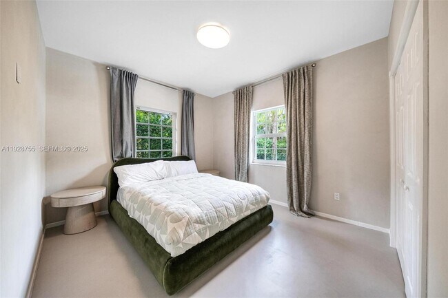 Building Photo - 1033 Almeria Ave