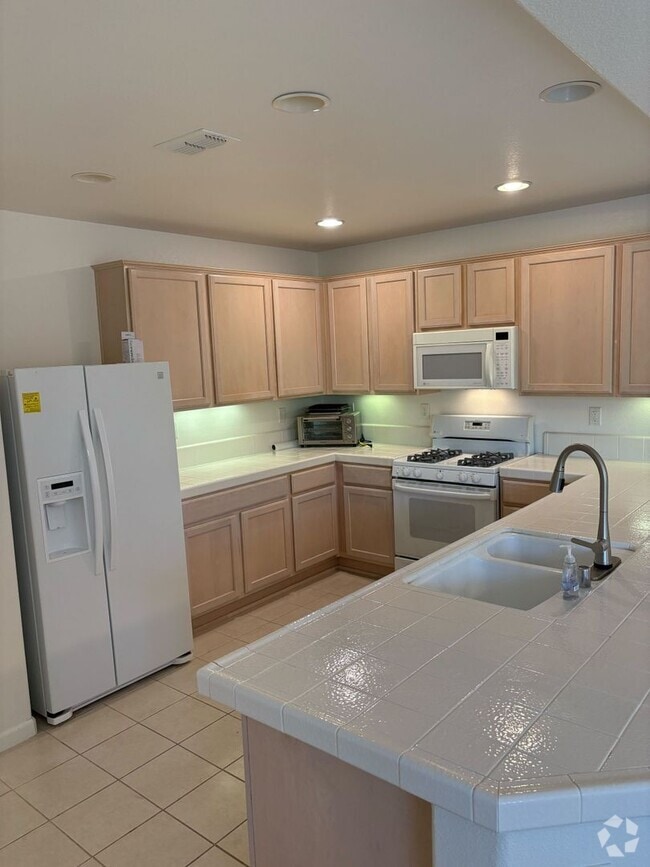 Building Photo - Beautiful & Bright Home in Peaceful 55+ Sa...
