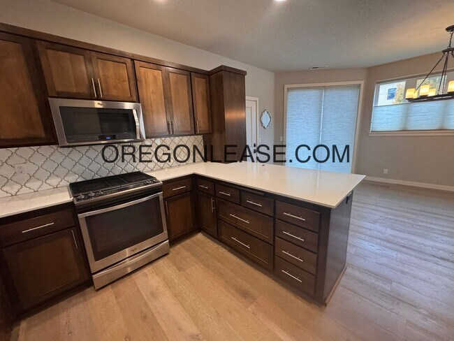 Building Photo - 3 Bedroom 3 bath Crescent village home