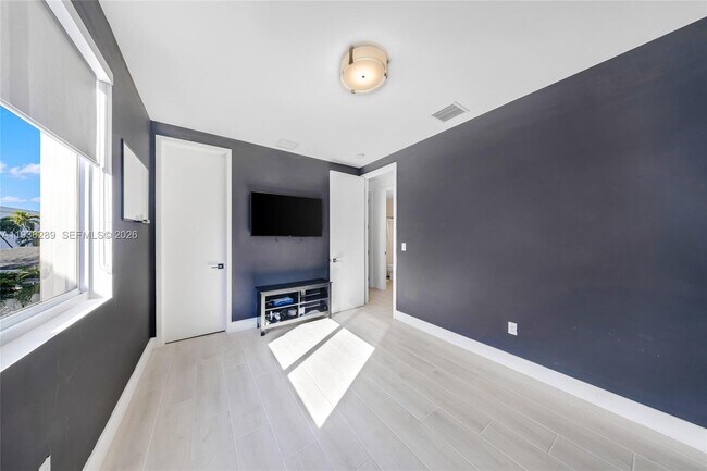 Building Photo - 817 NE 17th Way