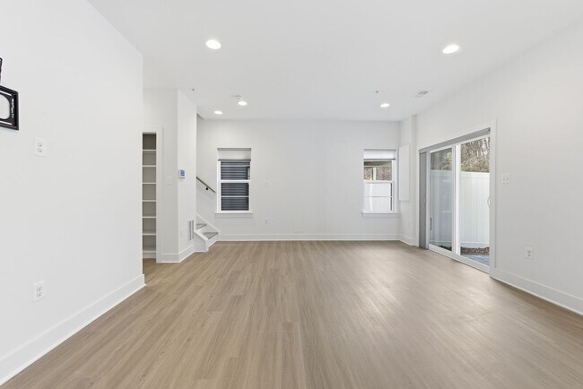 Building Photo - Beautiful 4 BR/4.5 BA EOG Townhome in Laurel!