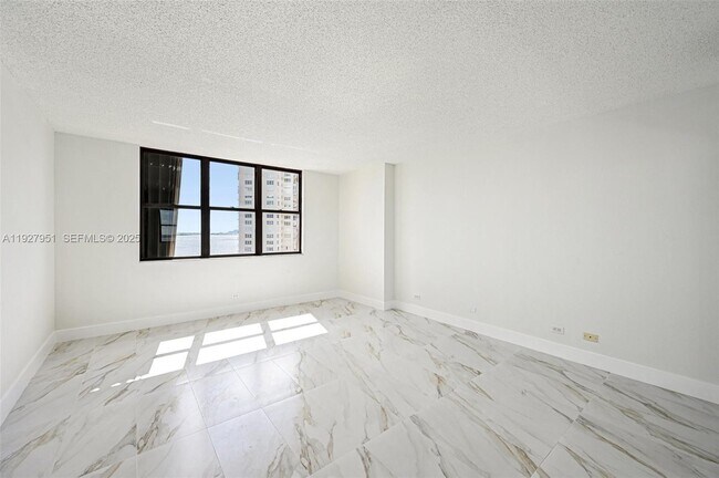 Building Photo - 1800 NE 114th St