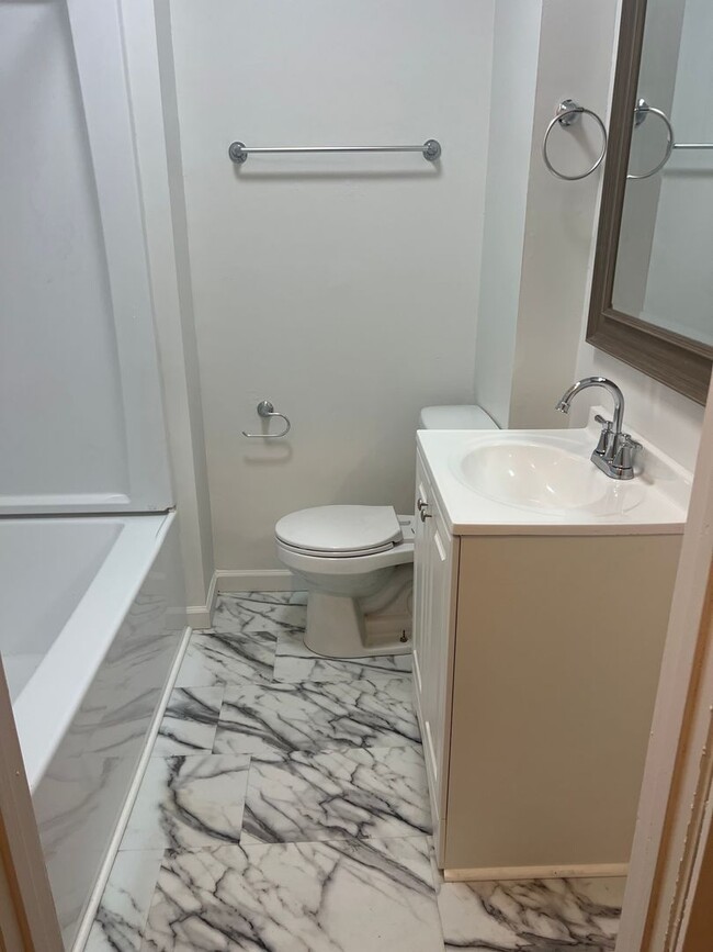 Building Photo - 1 month free with 13 month lease- East Nas...