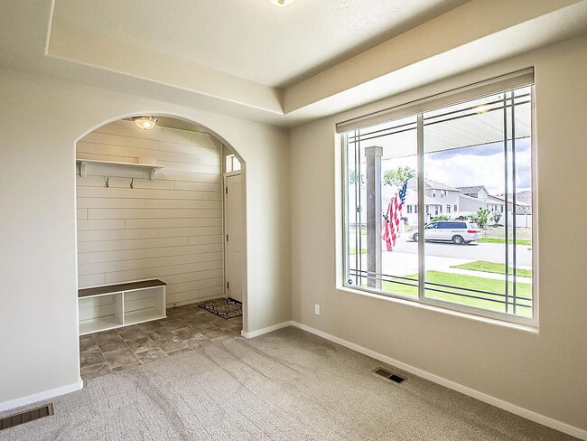 Building Photo - Beautiful 4BR, 2.5BTH, 3-Story Home in Post Falls