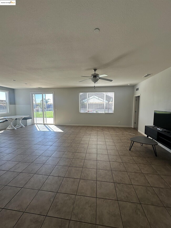 Building Photo - 649 Poplar Ct