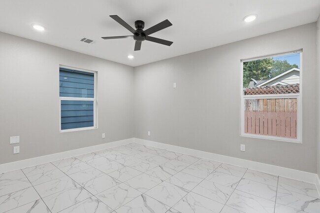 Building Photo - 105 Opal Ct