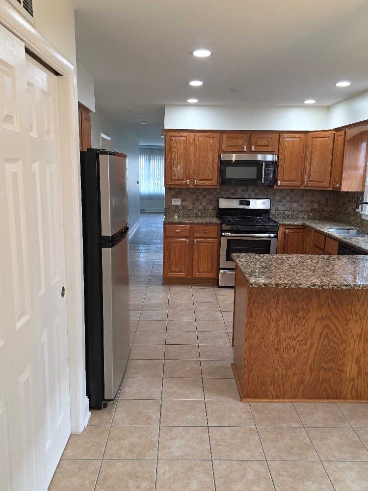 Building Photo - 826 E Capri Dr