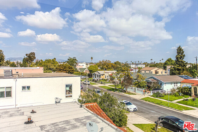 Building Photo - 1921 Carmona Ave