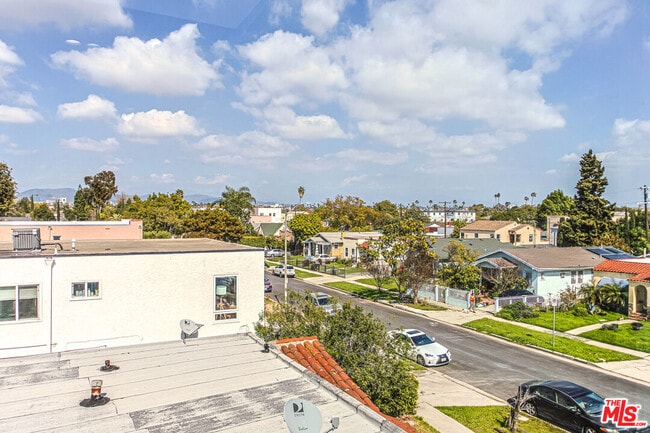 Building Photo - 1923 Carmona Ave