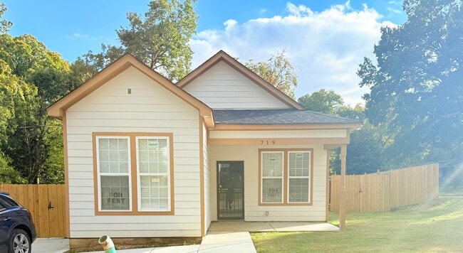 Primary Photo - 719 Marsh Ave