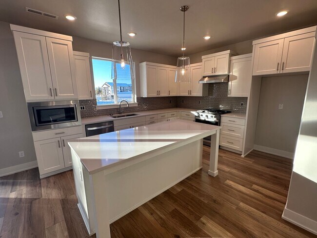 Building Photo - New Pahlisch Home in Petrosa! Pets Welcome...