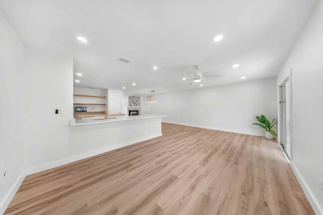 Building Photo - 948 Canal Cir