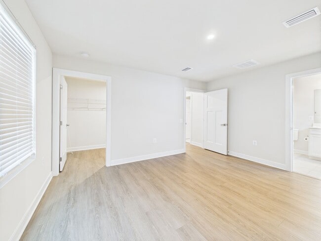 Building Photo - Functional Floorplan, Modern Comfort – Wel...