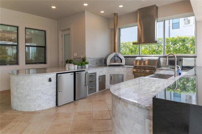 Building Photo - 13125 Casabella Dr