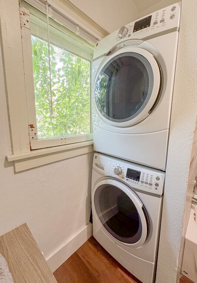 Building Photo - 2 BED/ 2 BATH SINGLE FAMILY HOME