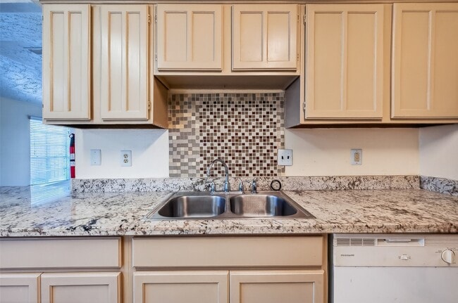 Building Photo - 15811 Pfeiffer Dr