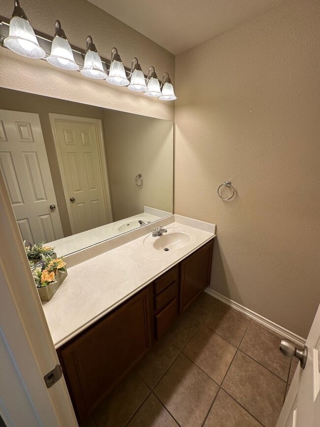 Building Photo - Trophy Ridge Beauty