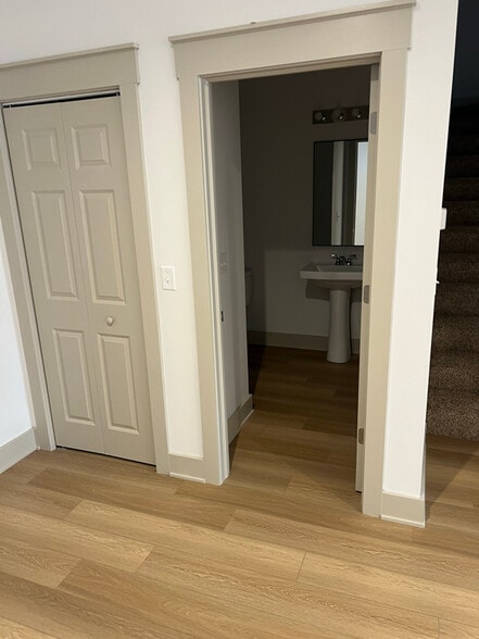 Building Photo - 430 Stewart Ct