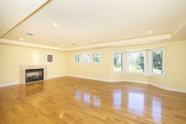 Building Photo - Lovingly Maintained 5 Bed, 3.5 Bath Execut...