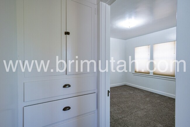Building Photo - 1655 E 900 S