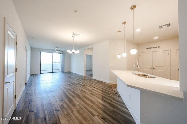 Building Photo - 2511 W Queen Creek Rd