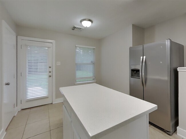 Building Photo - 18167 Woodsdale Ct