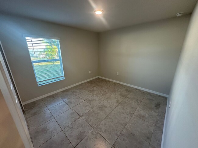 Building Photo - 4 Bedroom 2 bathroom NW Cape Coral Home- T...