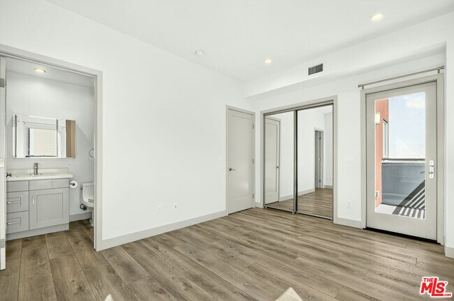 Building Photo - 440 Palm Dr
