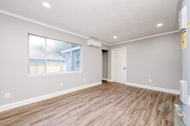 Building Photo - 6715 Victoria St