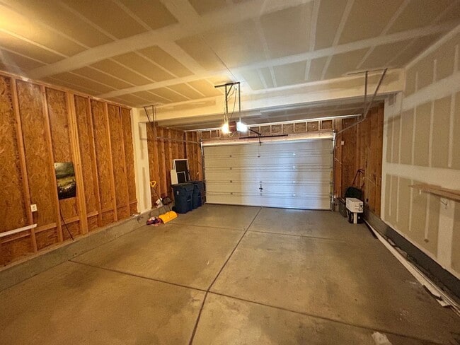 Building Photo - Spacious 5-Bedroom House with Large Fenced Yard
