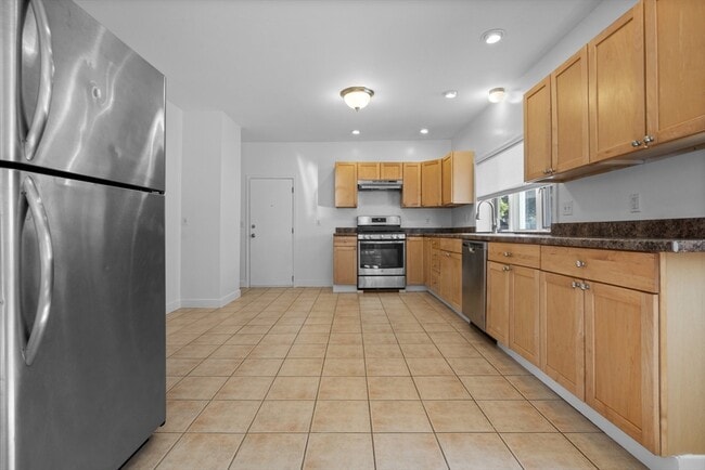 Building Photo - 144 Waverly Rd