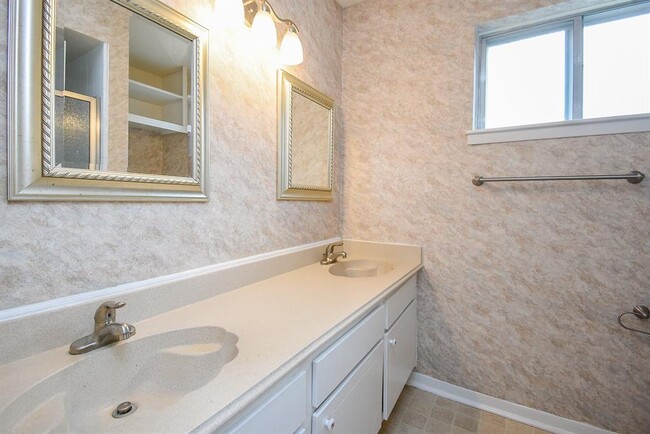 Building Photo - 6639 Rowell Ct
