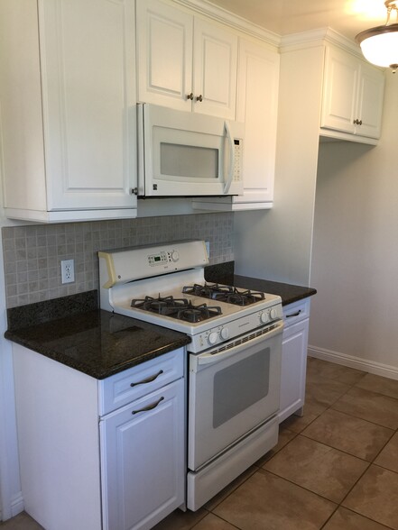 Kitchen - 1712 E Broadway