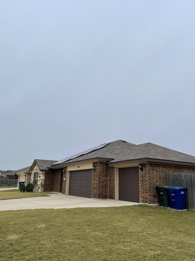 Building Photo - 1713 Risen Star Ln