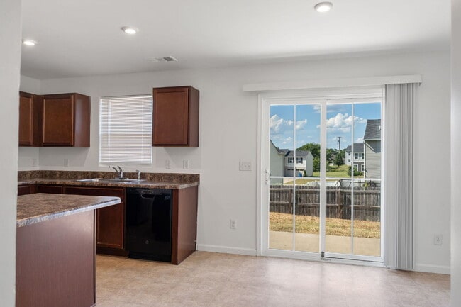 Building Photo - Spacious 4-Bedroom Home for Rent in Prime ...