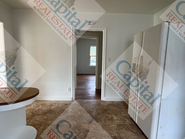 Building Photo - Spacious 3 Bedroom