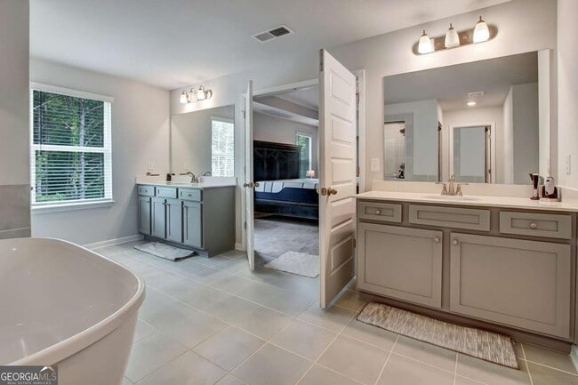 Building Photo - 297 Delta Dr