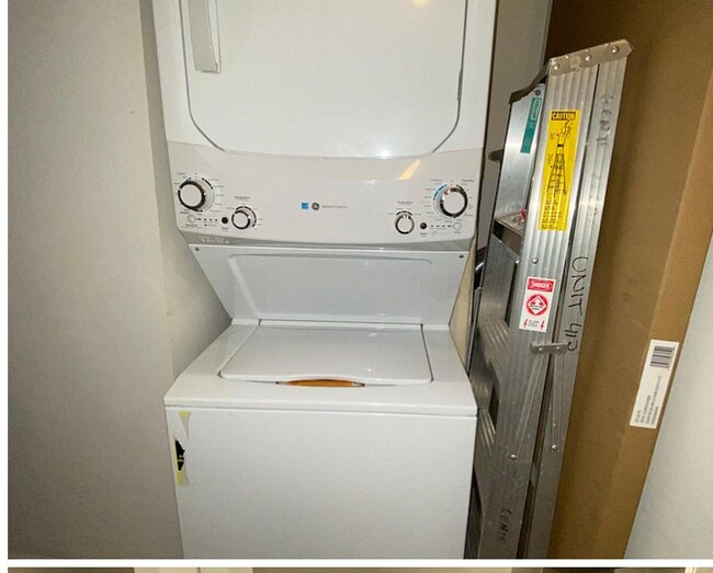 Building Photo - 3125 W Fullerton Ave