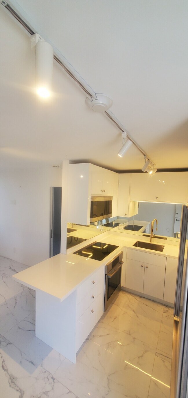 Building Photo - 705 E Balboa Blvd