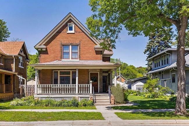 Building Photo - Charming Upper Level Duplex "Furnished"