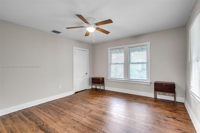 Building Photo - 314 NE 26th Terrace